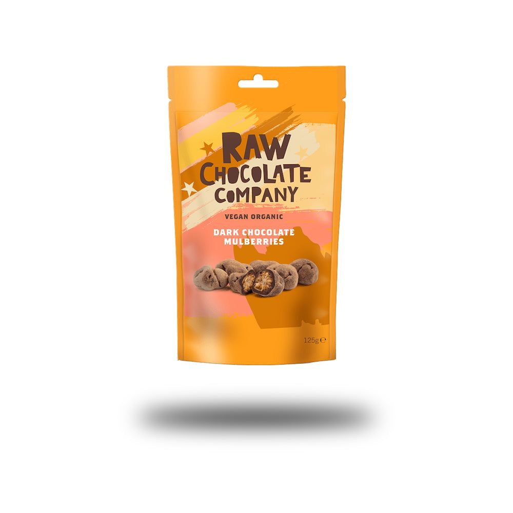 Verpackung mit Maulbeeren in dunkler Schokolade. Aufschrift: Raw Chocolate Company, Vegan Organic, Dark Chocolate Mulberries.