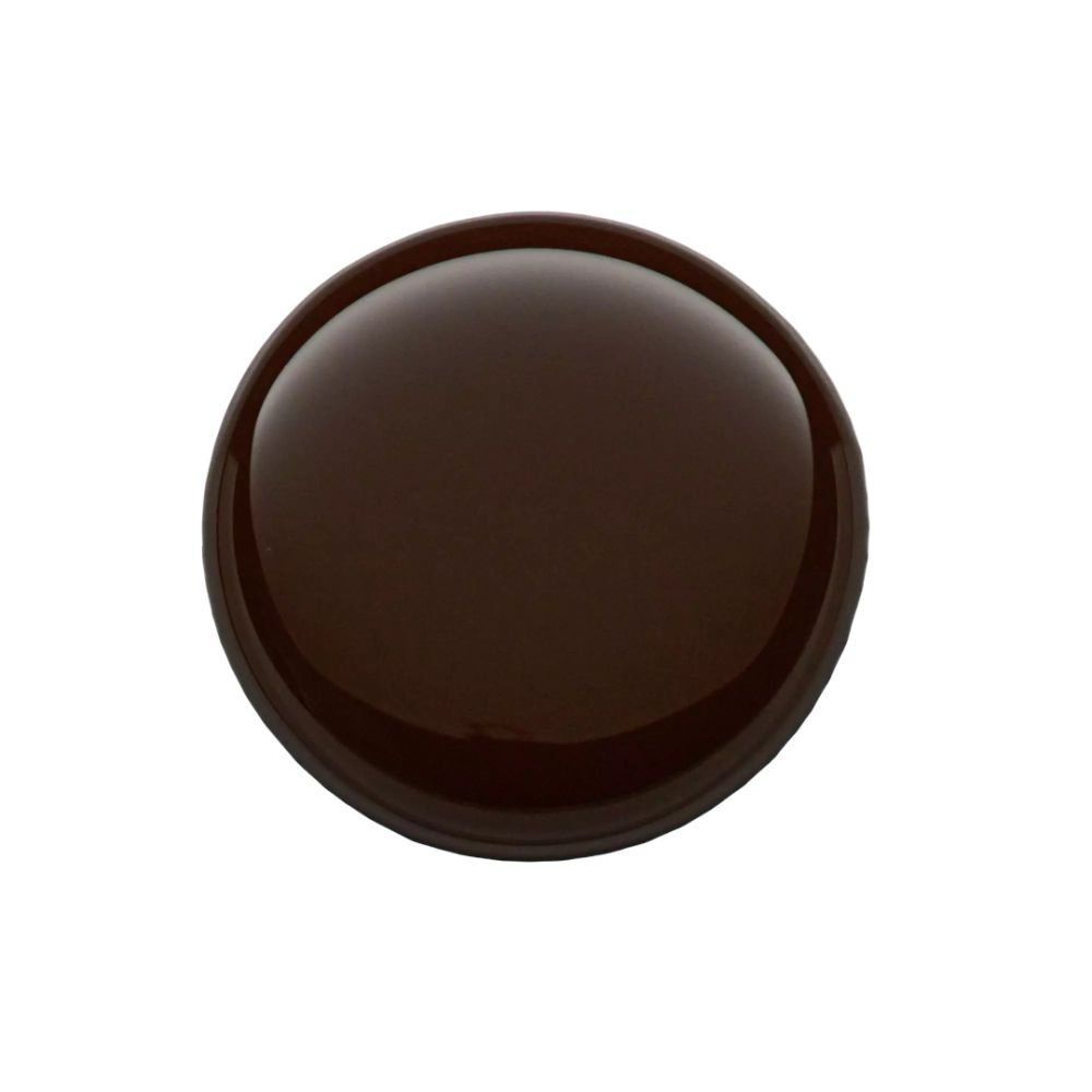 Brauner Nagellacktropfen auf weißem Hintergrund. Runde Form mit glänzender Oberfläche.