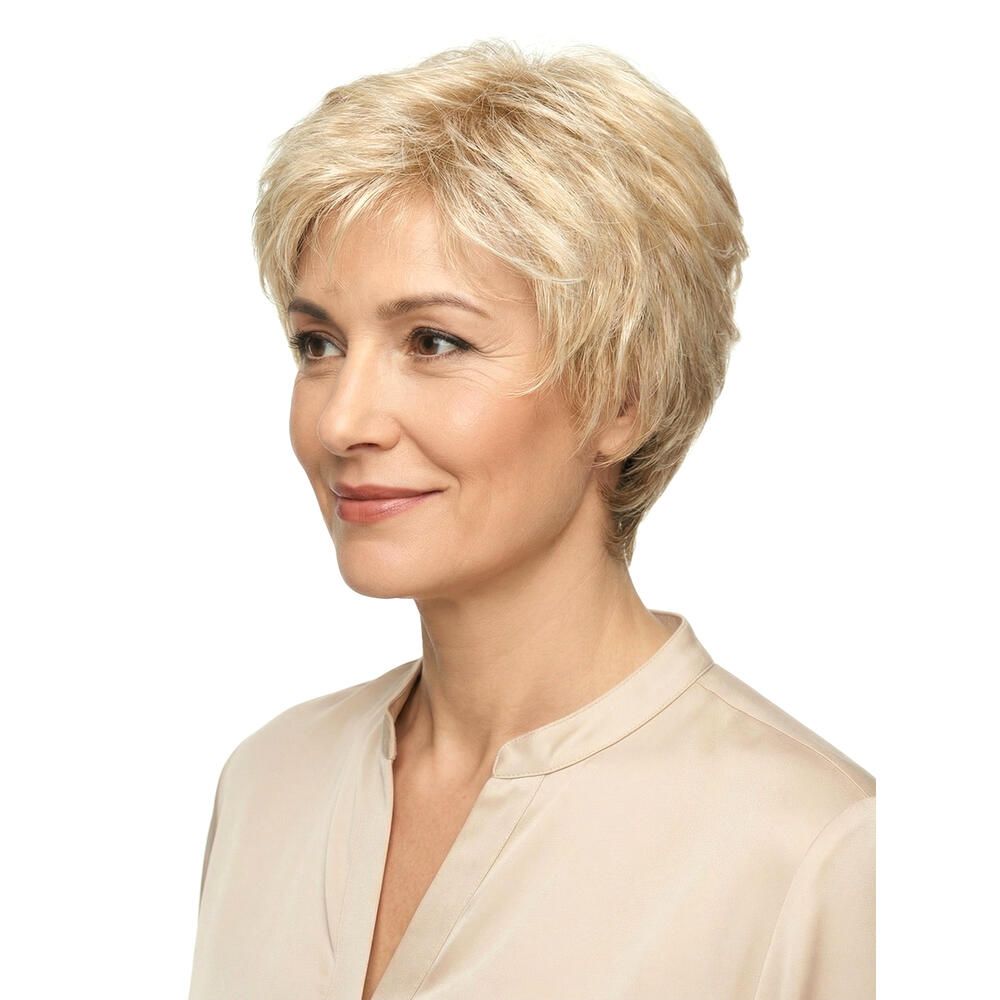 Kurzhaarperücke, blond, auf einer Frau getragen. Seitenansicht. Die Frau trägt ein helles Oberteil.