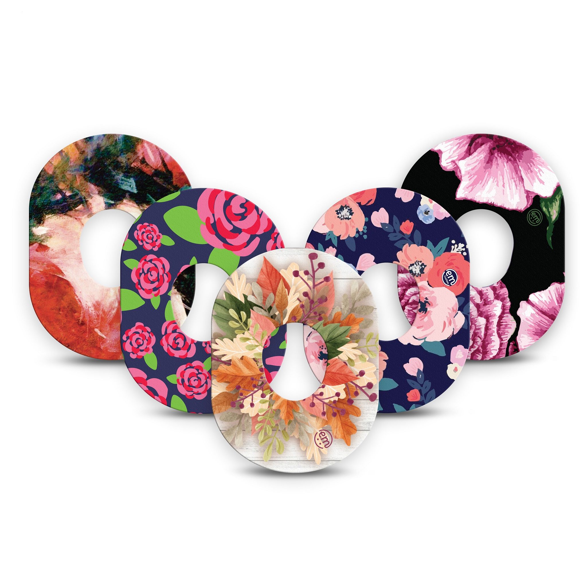 Fünf runde Pflaster mit floralen Mustern. Unterschiedliche Designs: Rosen, Herbstblätter, abstrakte Kunst. Loch in der Mitte.