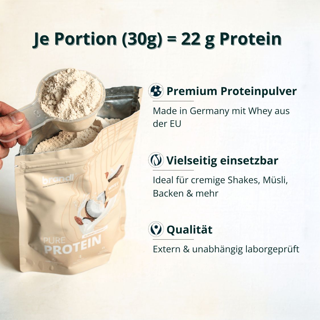 Geöffnete Proteinbeutel mit Löffel. Text: Premium Proteinpulver, Made in Germany, Vielseitig einsetzbar, Qualität.