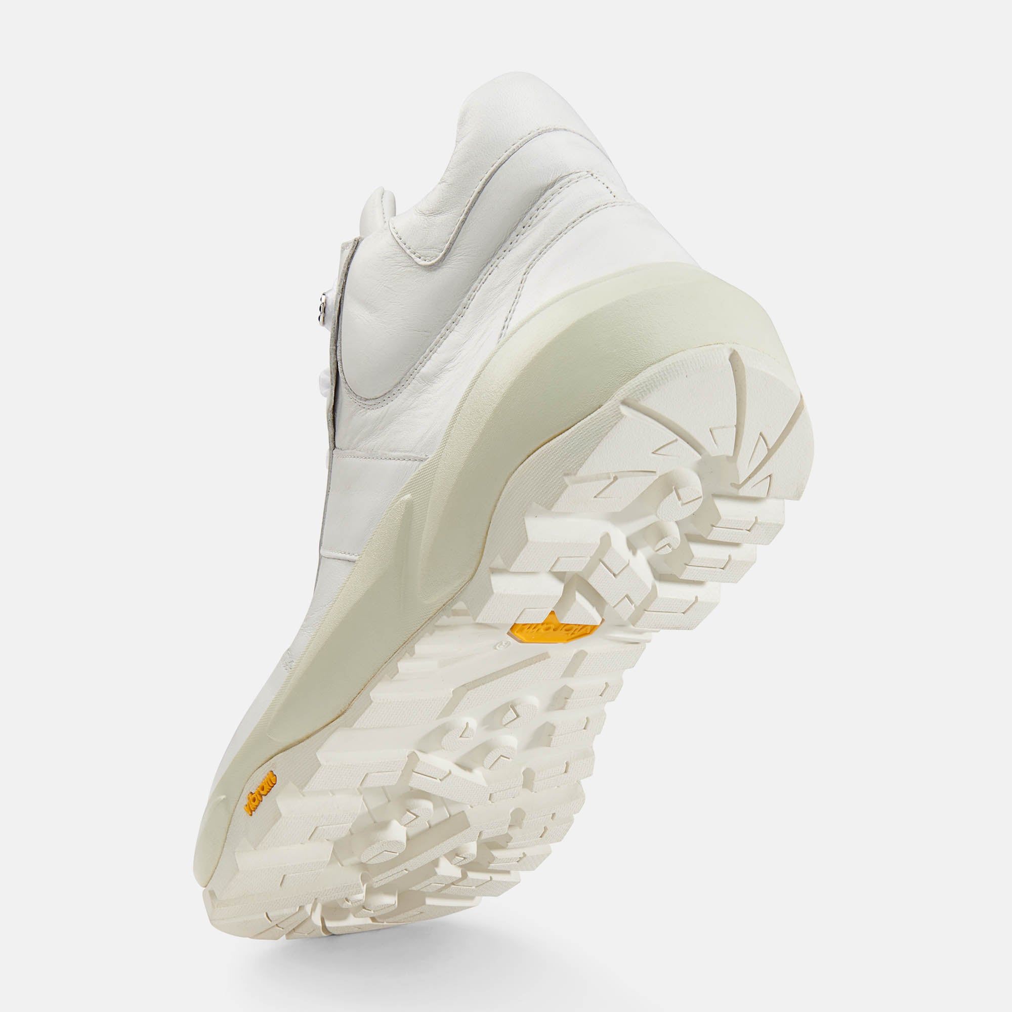 Weiße BÄR Zoe Damen Stiefelette. Sohle mit Vibram-Logo. Profilierte Sohle.