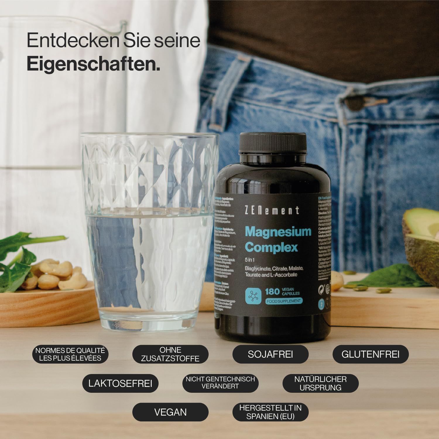 Produktflasche Zenement Magnesium Komplex 5 in 1 neben Glas Wasser, Cashewnüssen und Avocado. Aufschrift: 180 Kapseln. Zusatzstoff-, Soja-, Glutenfrei.