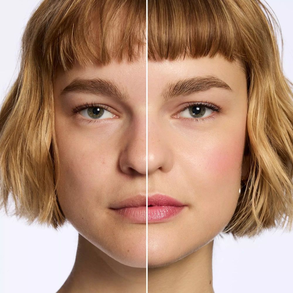 Vorher-Nachher-Vergleich. Eine Gesichtshälfte ungeschminkt, die andere mit rosigen Wangen und Lippen.