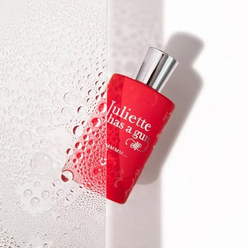Rote Flasche mit silbernem Verschluss, teilweise mit Wassertropfen bedeckt. Aufschrift: Juliette has a gun, Mmmm…