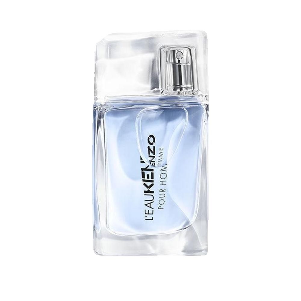 L'Eau Kenzo Pour Homme Flakon. Klare Glasflasche mit blauem Duftwasser und silbernem Sprühkopf.