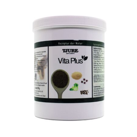 Weißer Behälter mit Deckel. Aufschrift: Tjure Vita Plus. Abbildung von Inhaltsstoffen und Text. Rezeptur der Natur.