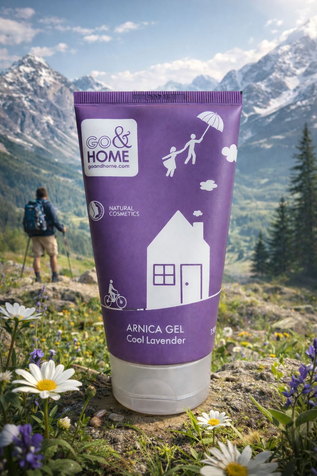 Lila Tube mit weißem Aufdruck. Text: Arnica Gel Cool Lavender. Logo: Go & Home. Hintergrund: Berglandschaft mit Wanderer.