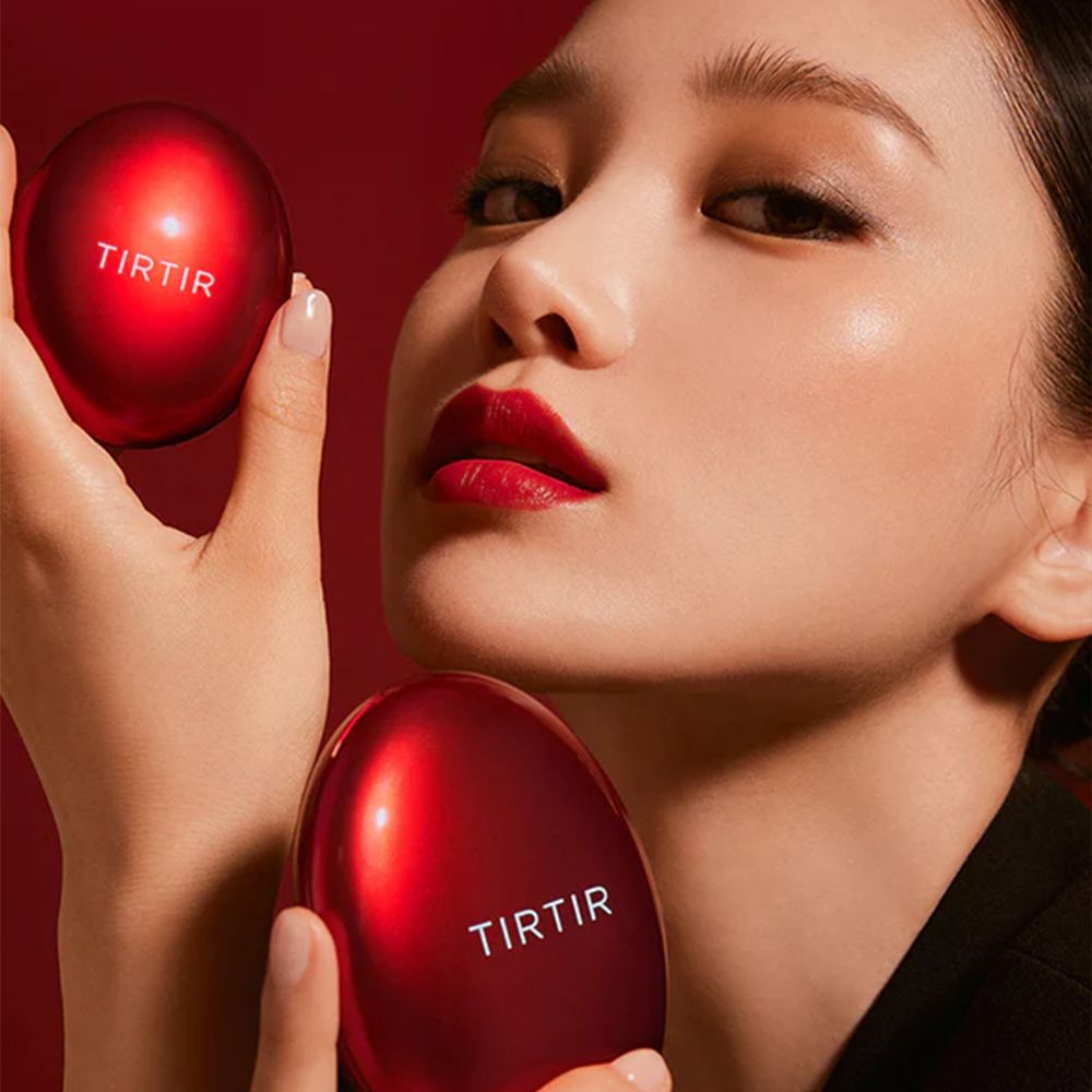 Frau hält zwei rote TIR TIR Cushion Foundation Dosen.