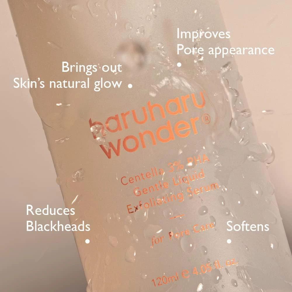 Nahaufnahme der Produktflasche mit Wassertropfen. Aufschrift: haruharu wonder, Centella 3% PHA Gentle Liquid Exfoliating Serum.