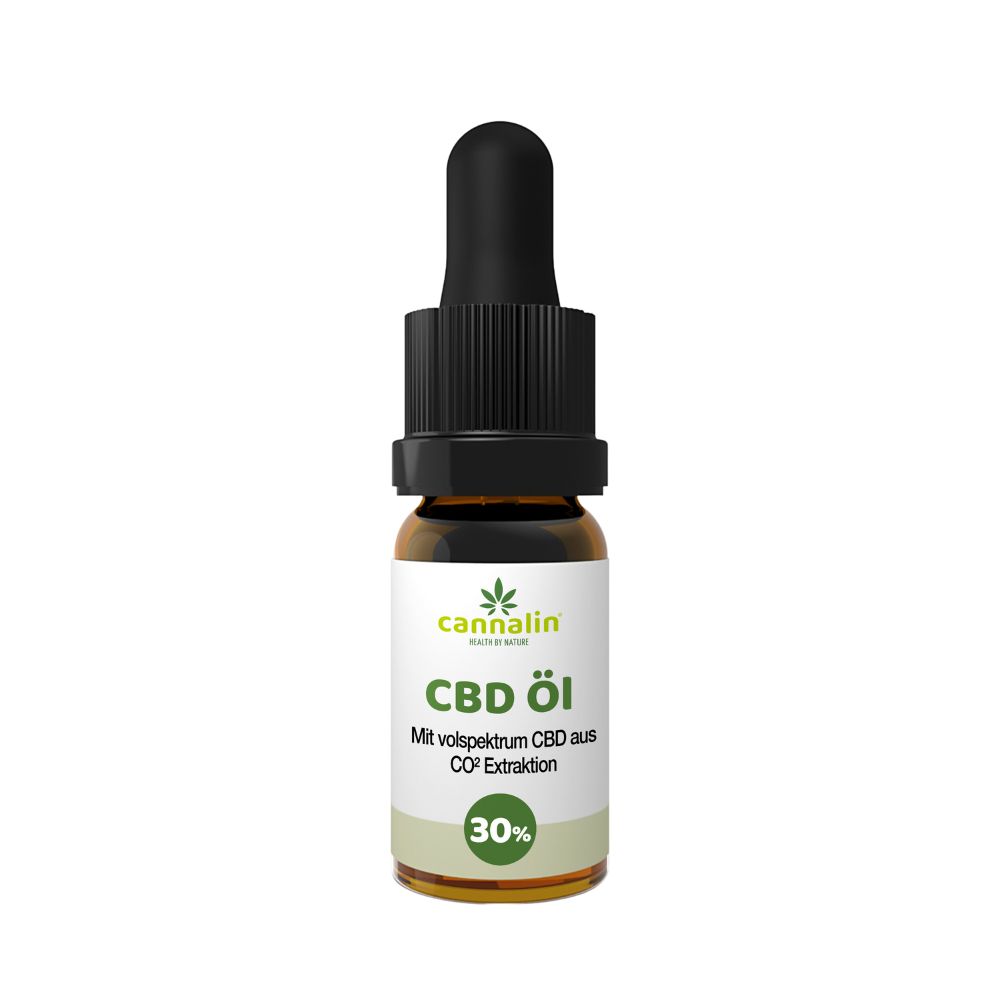 Braune Glasflasche mit Tropfer. Aufschrift: CBD Öl, Cannalin, 30%. Auf weißem Hintergrund.