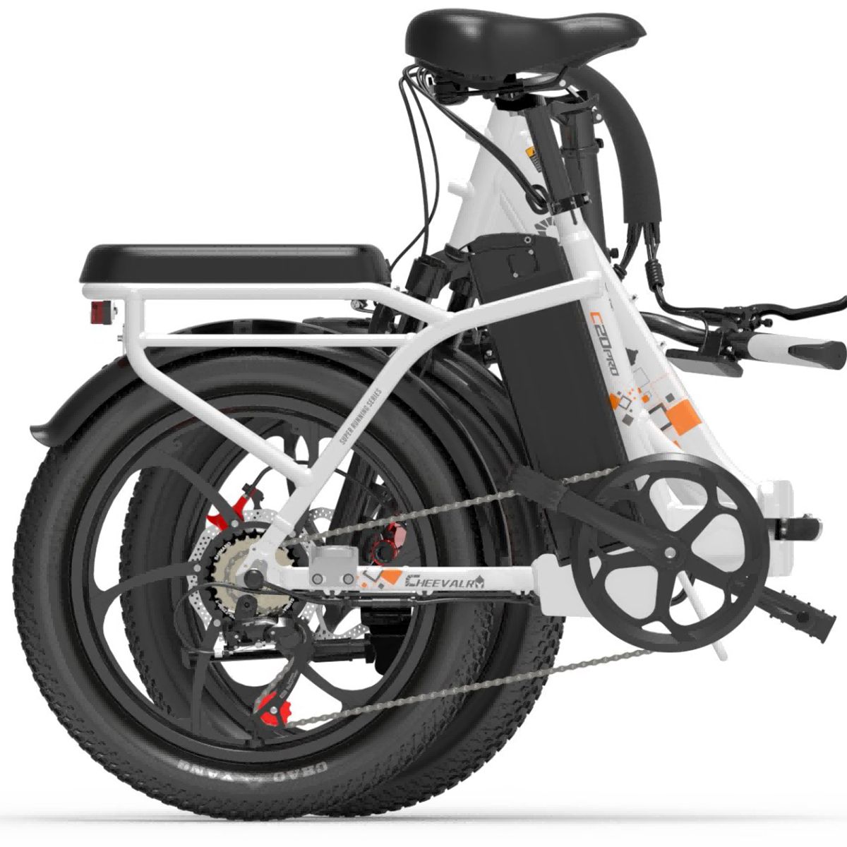 Gefaltetes weißes Elektrofahrrad mit schwarzen Reifen. Gepäckträger, Sattel und Batterie. Marke Cheevalry.