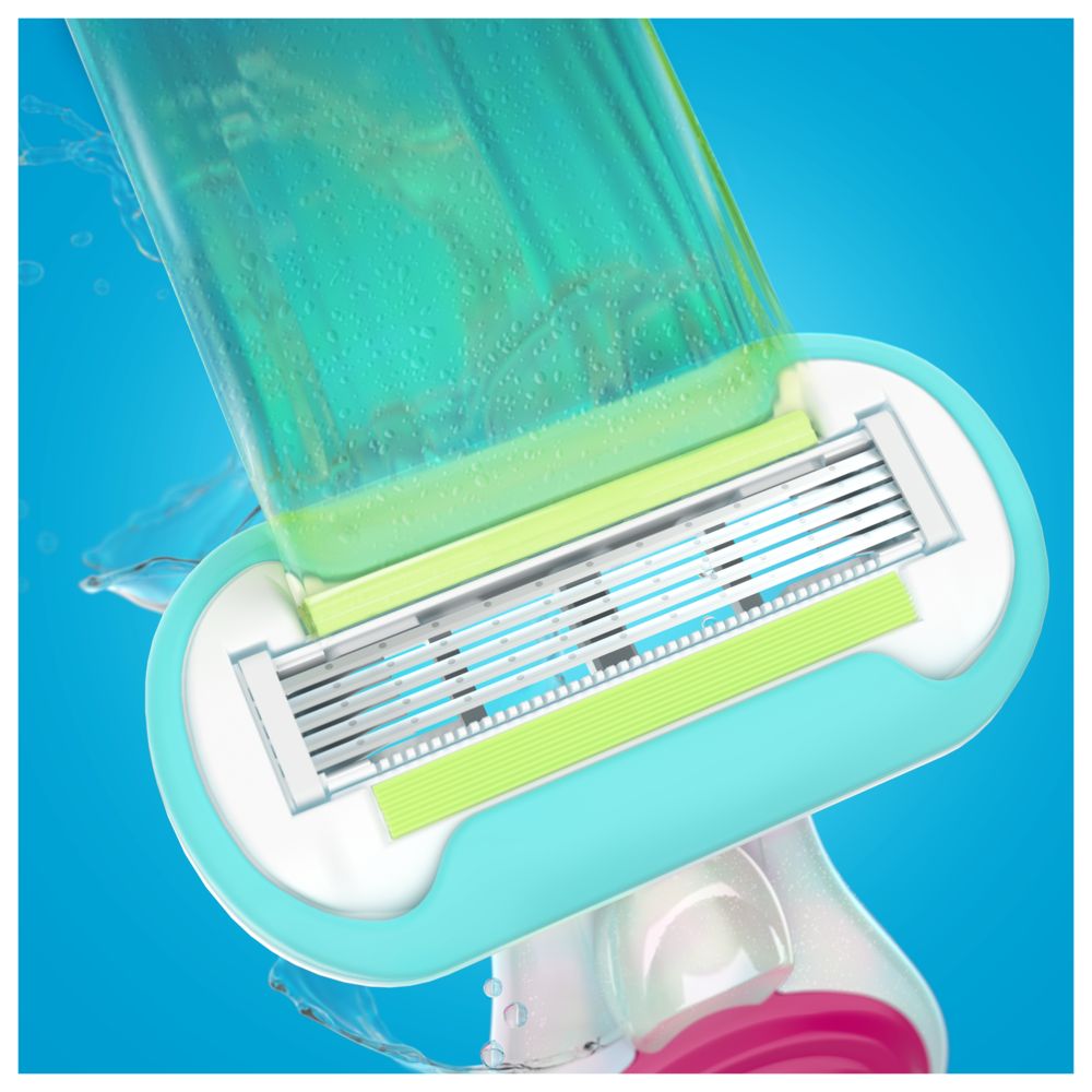 Nahaufnahme des Rasiererkopfes. Klingen mit grünen und blauen Akzenten. Wasser spritzt. Detailaufnahme.