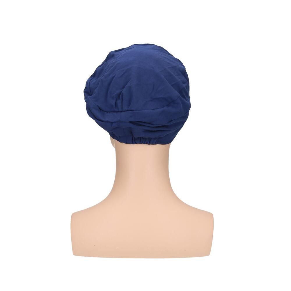 Blauer Turban auf einer Büste. Rückansicht. Stoffhaube mit gerafftem Design.