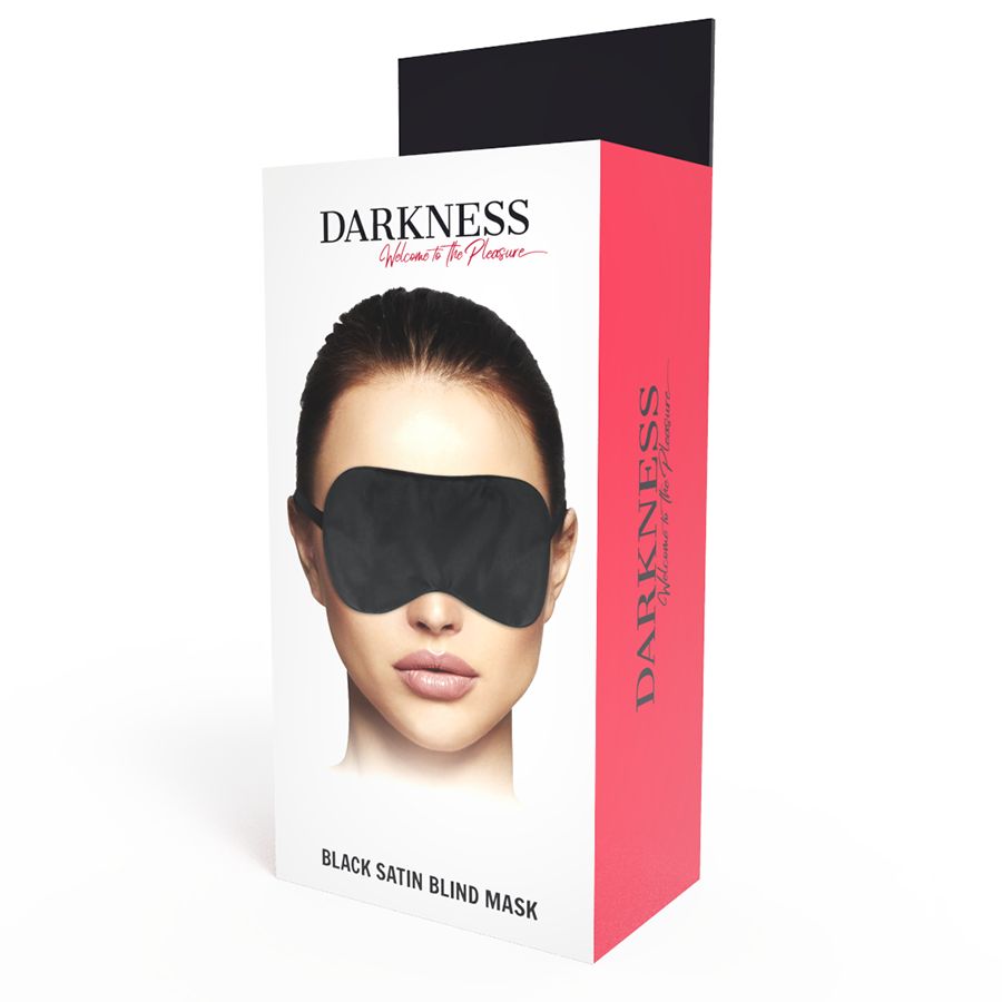 Verpackung für eine schwarze Satin-Augenmaske mit einem Bild einer Frau, die die Maske trägt. Der Markenname 'DARKNESS' ist sichtbar.