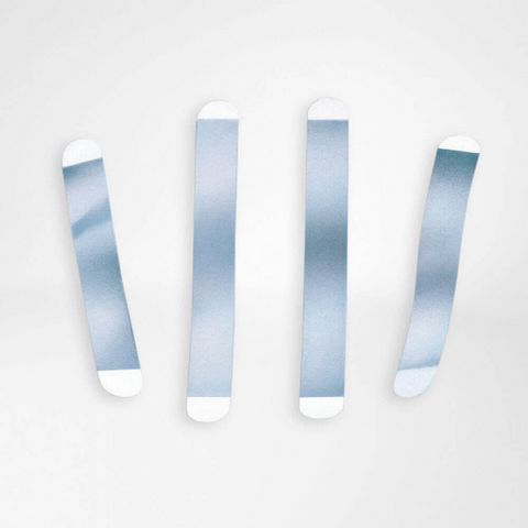 Vier blaue, gebogene Streben mit weißen Enden. Auf weißem Hintergrund. Unterschiedliche Längen.