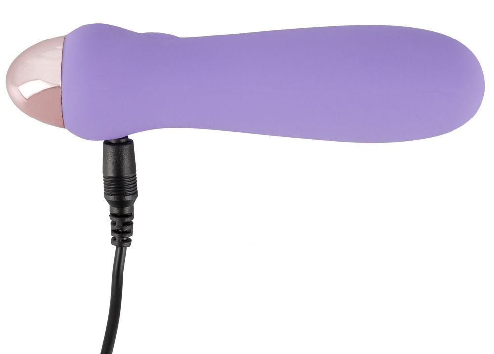 Lila Vibrator mit angeschlossenem Ladekabel. Rosafarbener Kopf. Schwarzes Kabel.