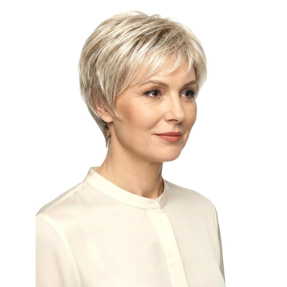Kurzhaarperücke, blondiert, mit Pony. Frau mit Perücke, Dreiviertelansicht. Helles Oberteil.