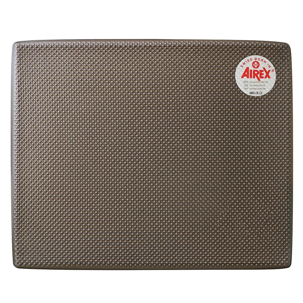 Rechteckiges Balance-Pad, braun, mit strukturierter Oberfläche. Airex-Logo aufkleber. Swiss Made.
