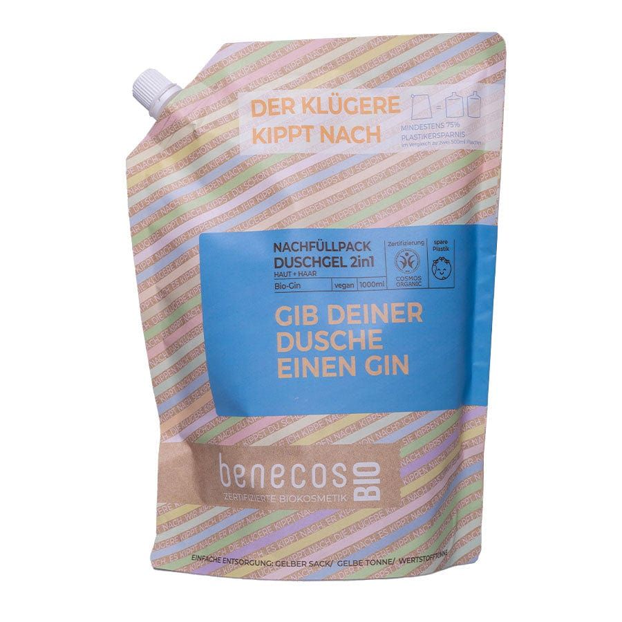 Nachfüllbeutel mit Aufschrift "GIB DEINER DUSCHE EINEN GIN". Blaue Schrift auf hellblauem Hintergrund. Marke: benecos.