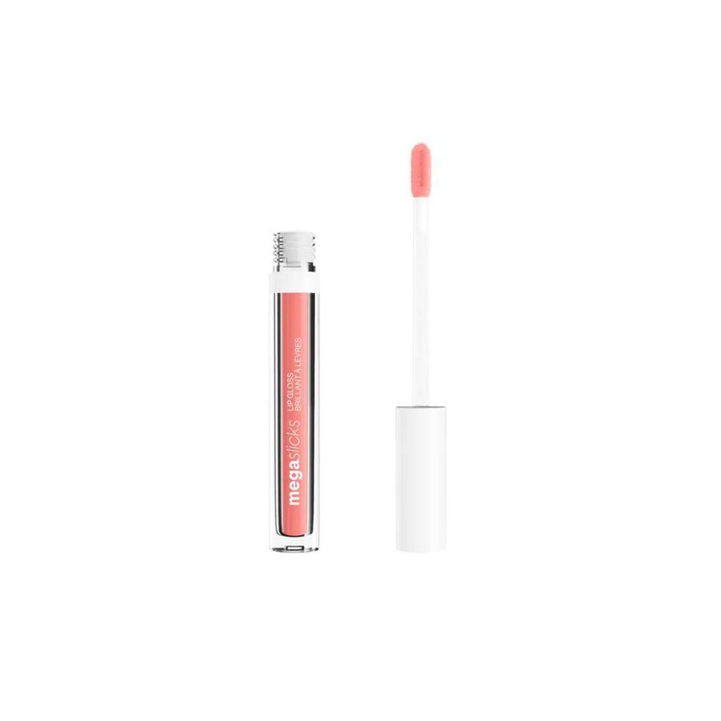 Lipgloss-Tube mit rosa Inhalt und Applikator. Der Applikator ist aus dem Tube herausgezogen.