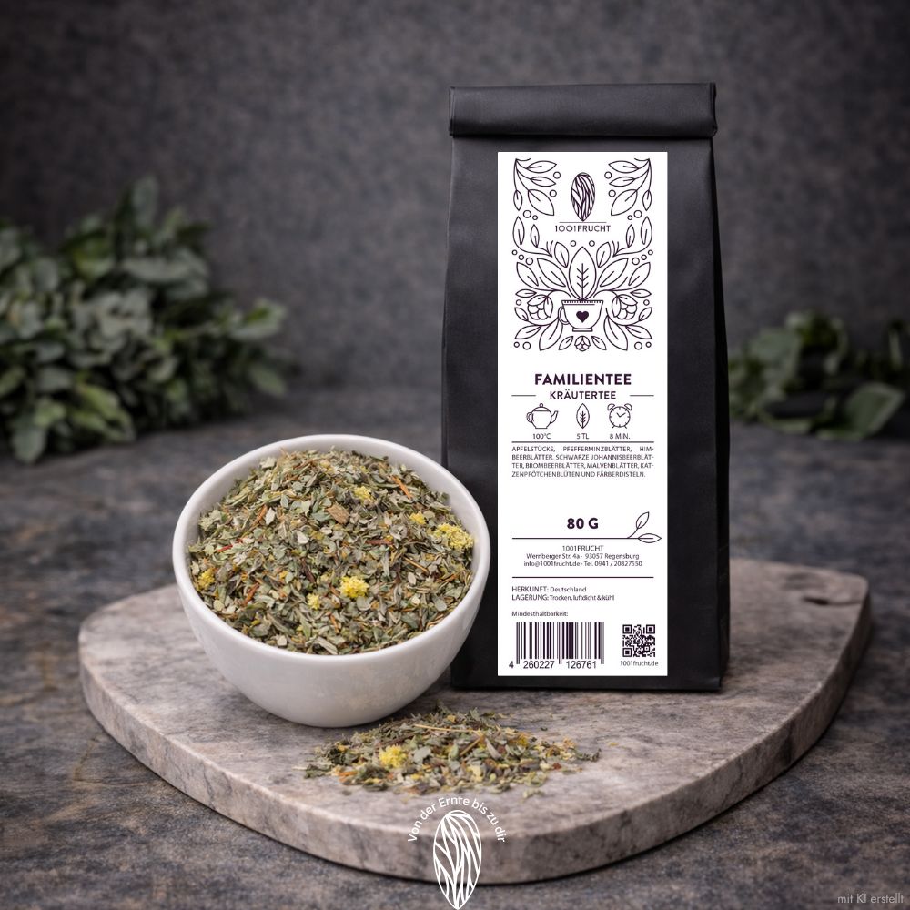 Schwarzer Beutel mit Kräutertee und eine Schale mit losem Tee daneben. Enthält 80g.