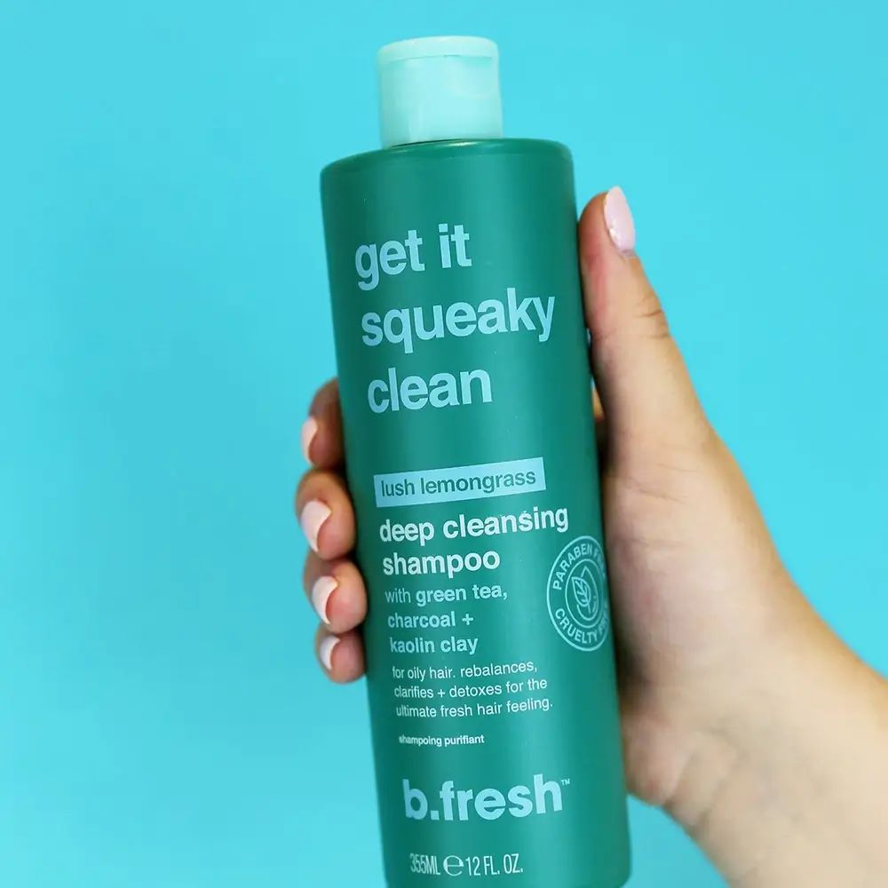Grüne Shampoo-Flasche mit Aufschrift "Get it squeaky clean". Enthält grüne Tee, Aktivkohle und Kaolin-Ton. Marke: B.fresh.