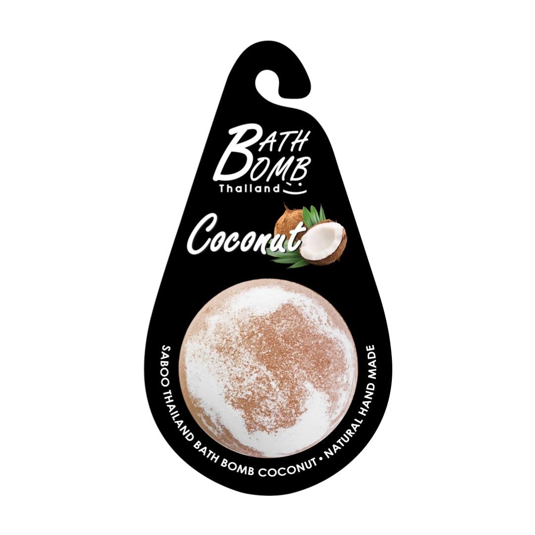 SABOO Schaum Bad Bombe, Kokosnuss. Runde Form, braun-weiß marmoriert. Schwarzes Etikett mit Produktnamen und Logo.
