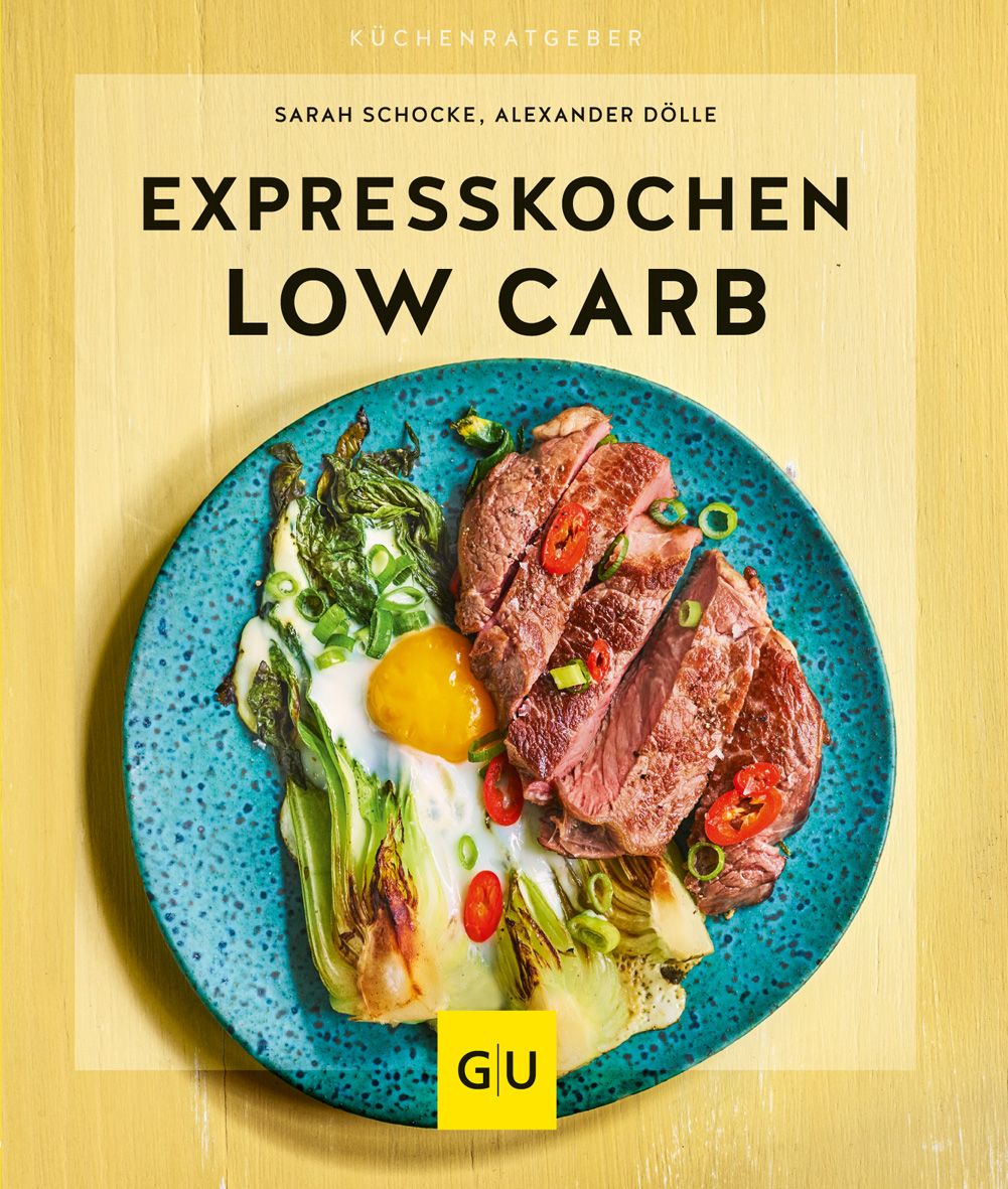 Kochbuch mit dem Titel "Expresskochen Low Carb" auf einem Teller mit Essen. Autoren: Sarah Schocke, Alexander Dölle. GU-Logo.