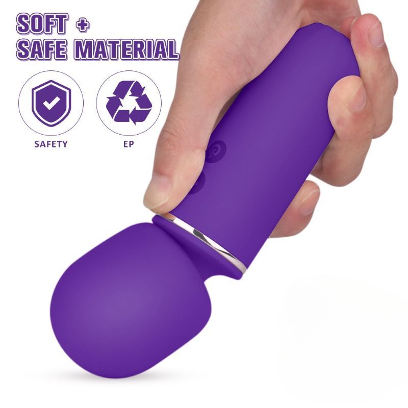 Lila Stab-Massagegerät in Hand. Sicherheits- und Recycling-Symbole. Weiches, sicheres Material.