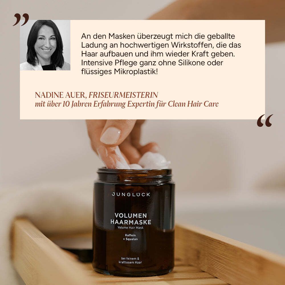Frau entnimmt Haarmaske aus Dose. Zitat: Nadine Auer, Friseurmeisterin. Produkt: JUNGLÜCK Volumen Haarmaske. Dose auf Holztablett.