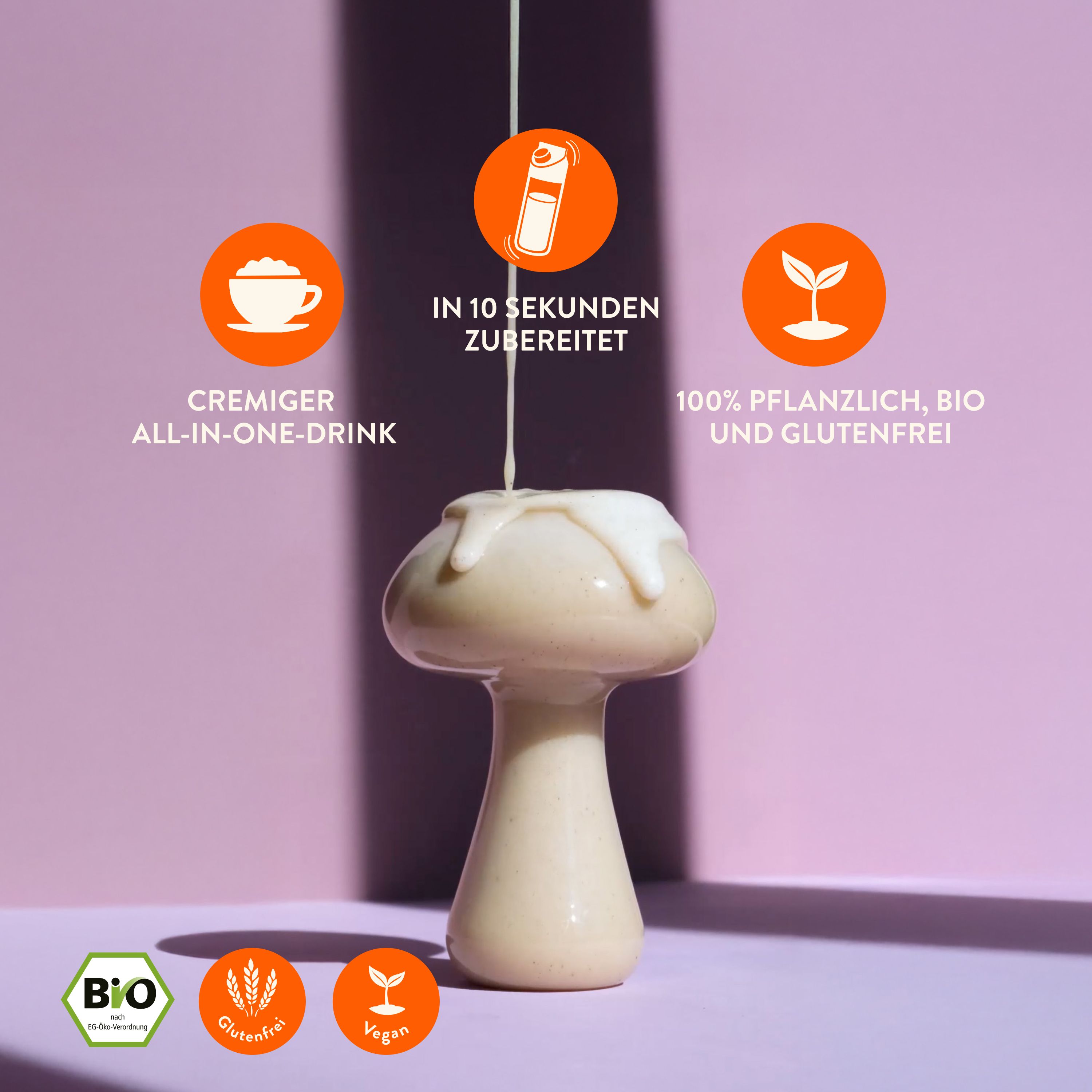 Produktabbildung mit cremiger Flüssigkeit, die in einen Pilz gegossen wird. Text: In 10 Sekunden zubereitet. Bio, glutenfrei, vegan.