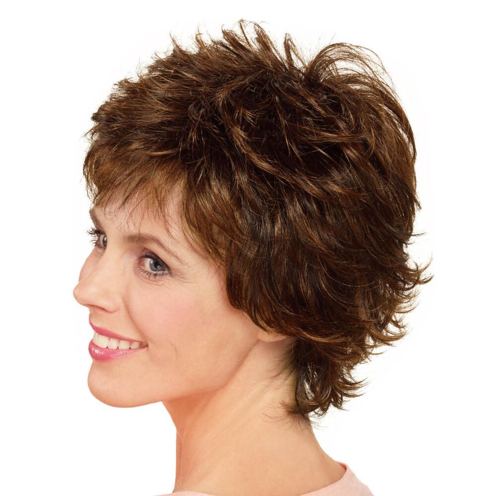 Kurzhaarperücke in Braun mit fransigem Schnitt. Frau mit Perücke im Profil. Helle Haut, rosa Oberteil.