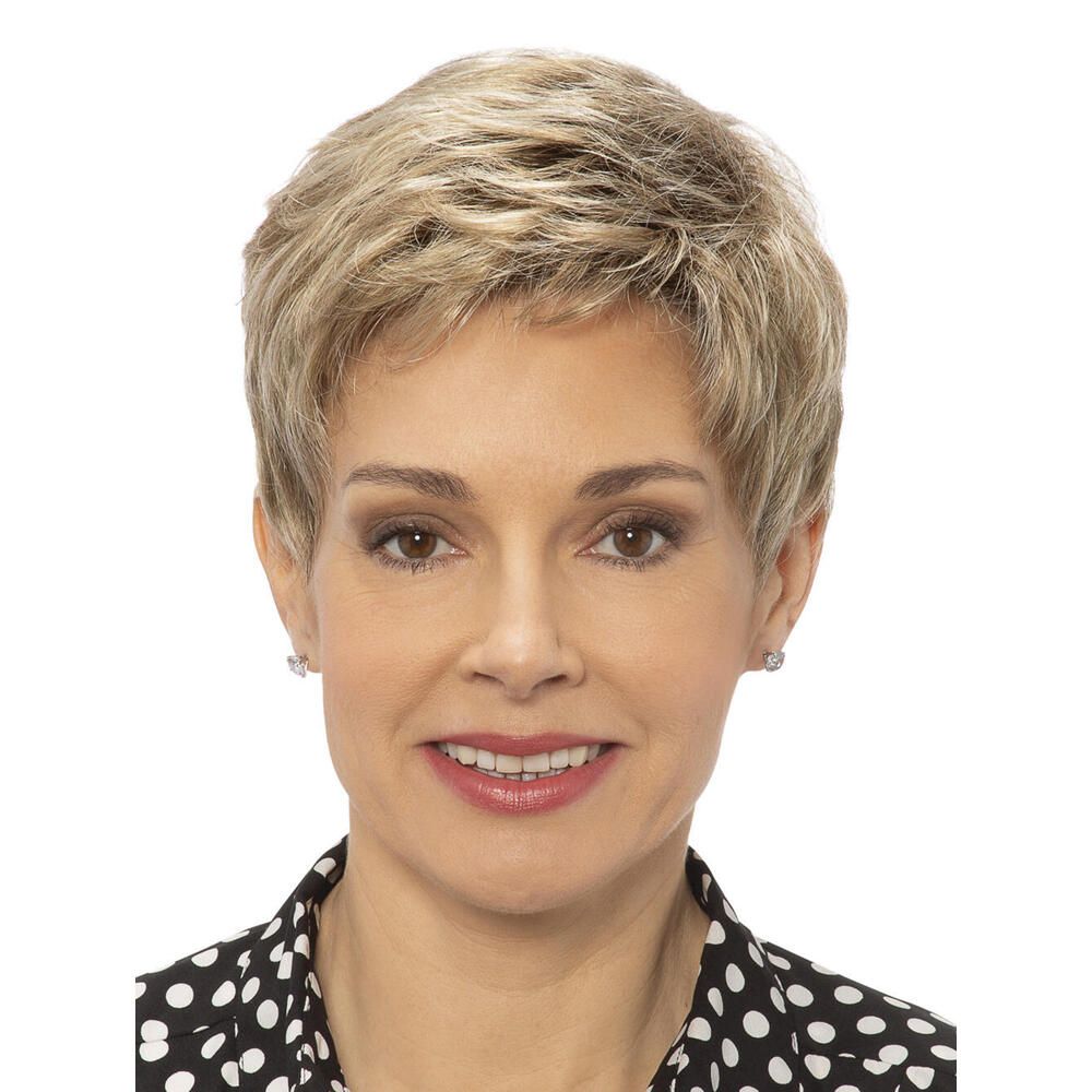 Kurzhaarperücke, blond, wellig. Frau mit gepunkteter Bluse. Frontansicht.