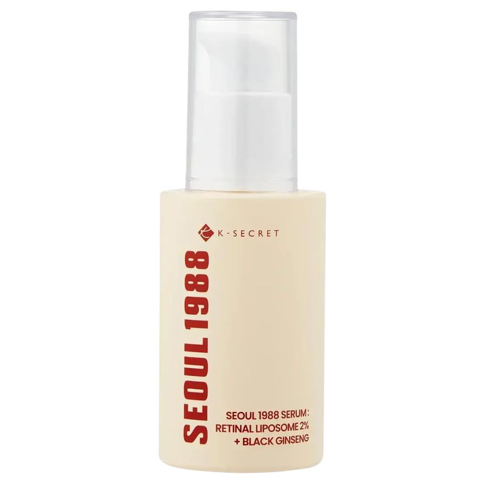 Beige Serumflasche mit weißem Pumpkopf. Aufschrift: SEOUL 1988, K-SECRET, RETINAL LIPOSOME 2% + BLACK GINSENG.