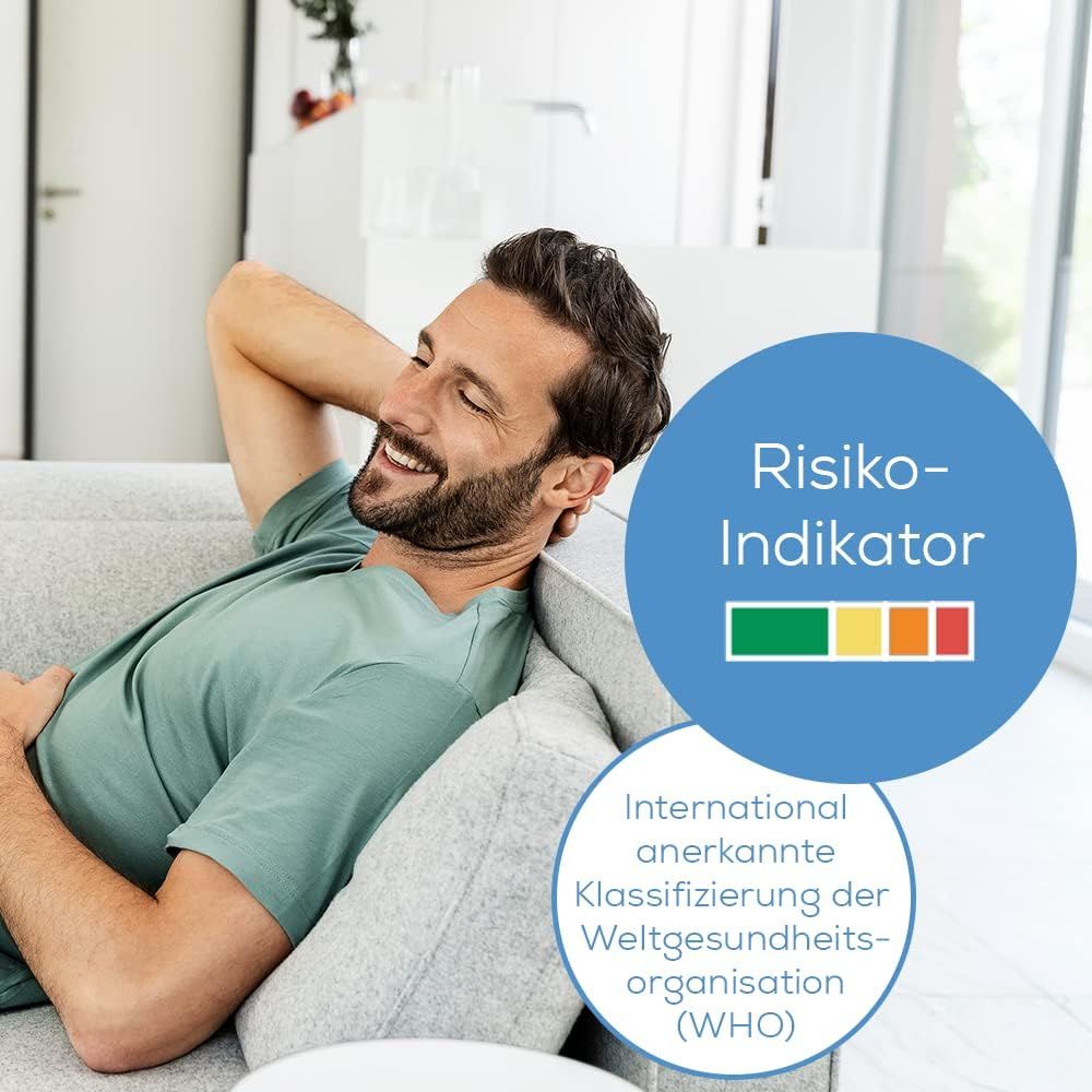 Mann entspannt auf Sofa. Auf blauem Kreis: Risiko-Indikator mit farbigen Balken. WHO-Logo.