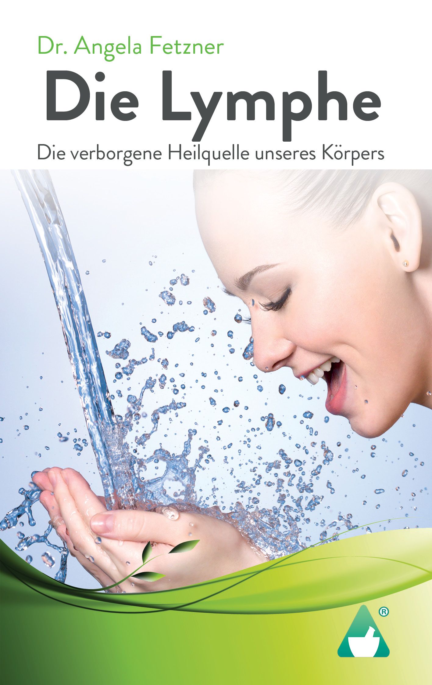 Buchcover mit Titel "Die Lymphe". Frau mit Wasser in den Händen. Autorin: Dr. Angela Fetzner. Grüner Hintergrund.