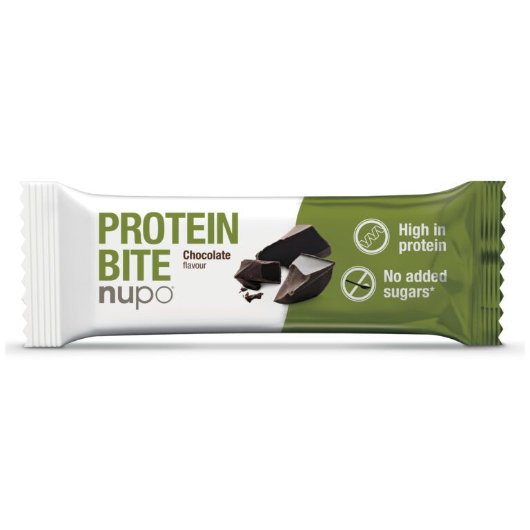 Protein Bite Schokoriegel. Verpackung mit Produktnamen, Schokoladenstückchen und Logos. Hoher Proteingehalt, ohne Zuckerzusatz.