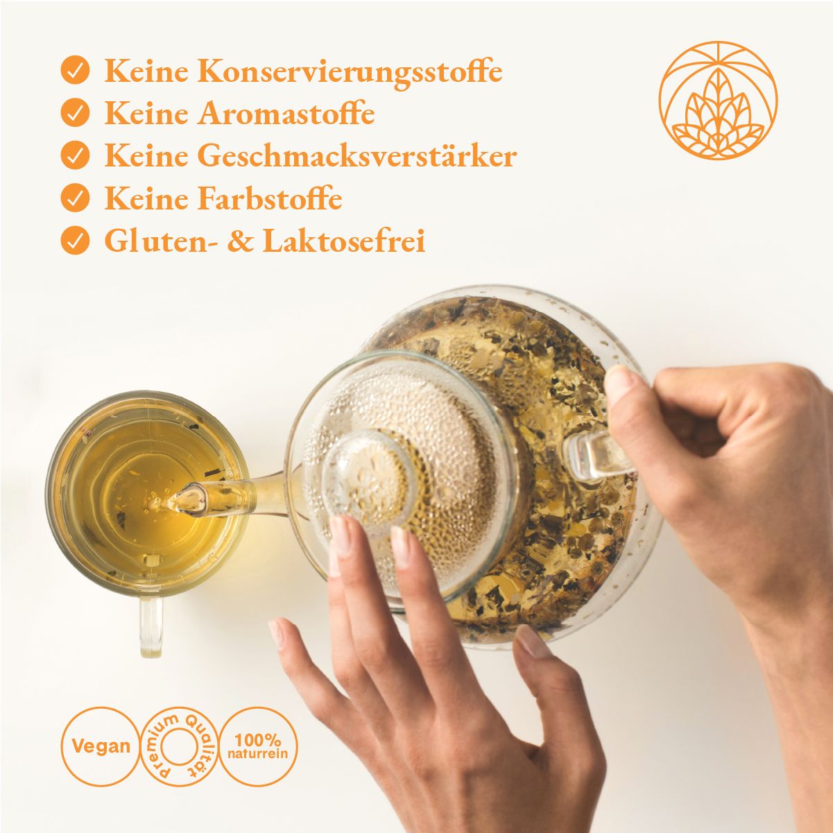 Glasbehälter mit Kräutern und Tee. Text: Vegan, Premium Qualität, 100% naturrein. Hände beim Aufgießen.