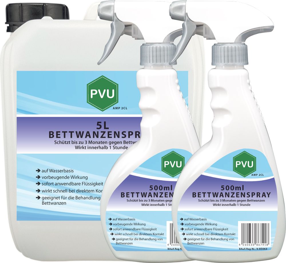 Mehrere Sprühflaschen und eine Kanister mit dem Produktnamen PVU Bettwanzenspray. Aufschrift: 500ml und 5L. Grün-weiße Etiketten.