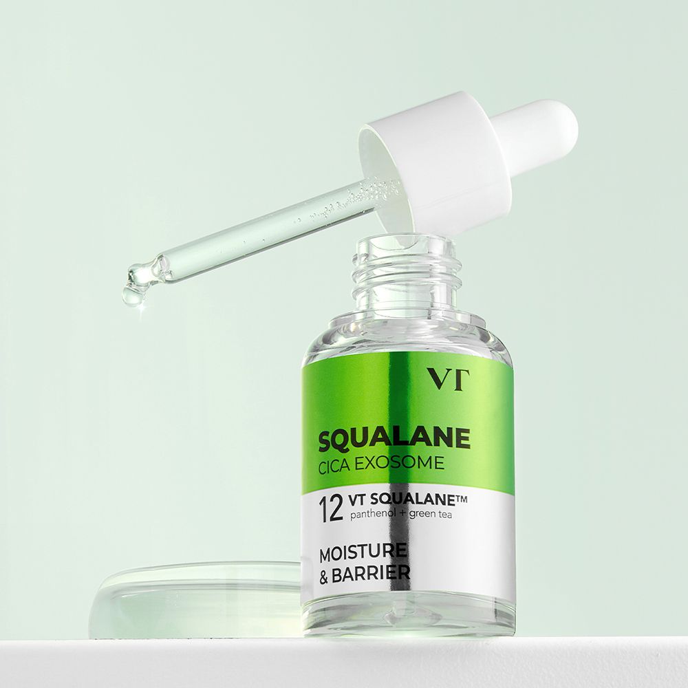 Glasflasche mit Pipette. Aufschrift: Squalane Cica Exosome. Grüne und silberne Etiketten. Tropfen fallen aus der Pipette.