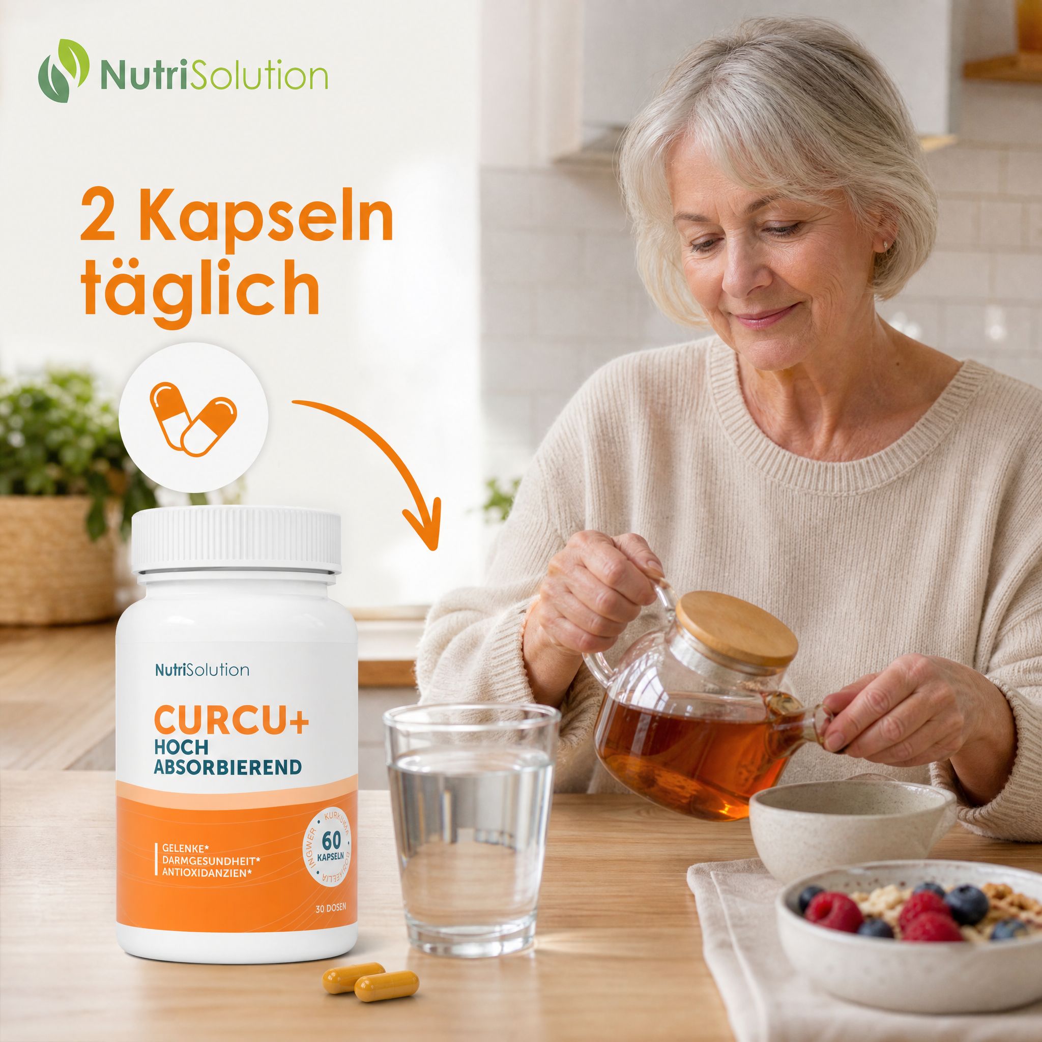 Frau nimmt morgens eine NutriSolution Curcu+ Kapsel mit Wasser ein.