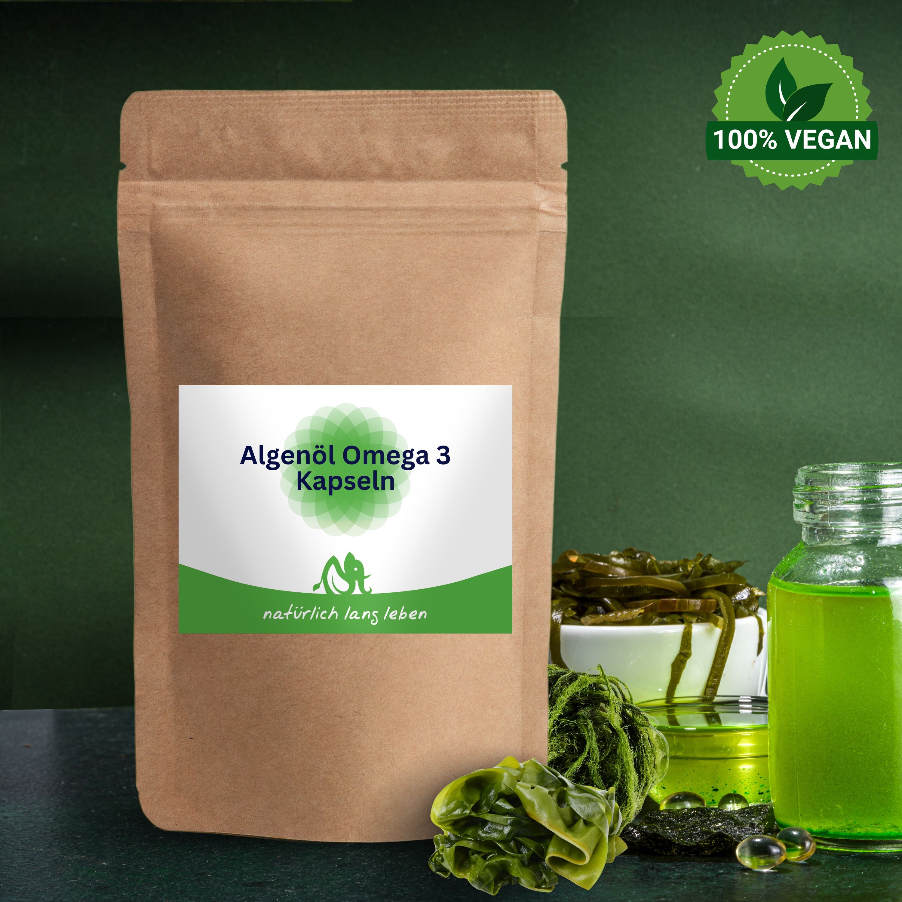 Braune Tüte mit Etikett. Aufschrift: Algenöl Omega 3 Kapseln. Logo und Schriftzug: natürlich lang leben. 100% Vegan Siegel.