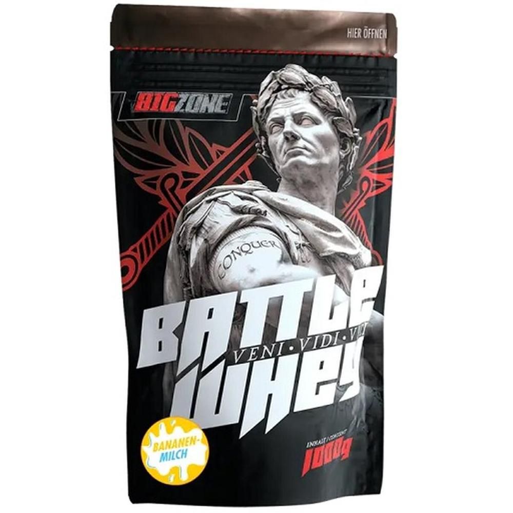 Beutel mit Big Zone Battle Whey. Abbildung eines römischen Kopfes. Text: Battle Whey, Bananen-Milch, 1000g.