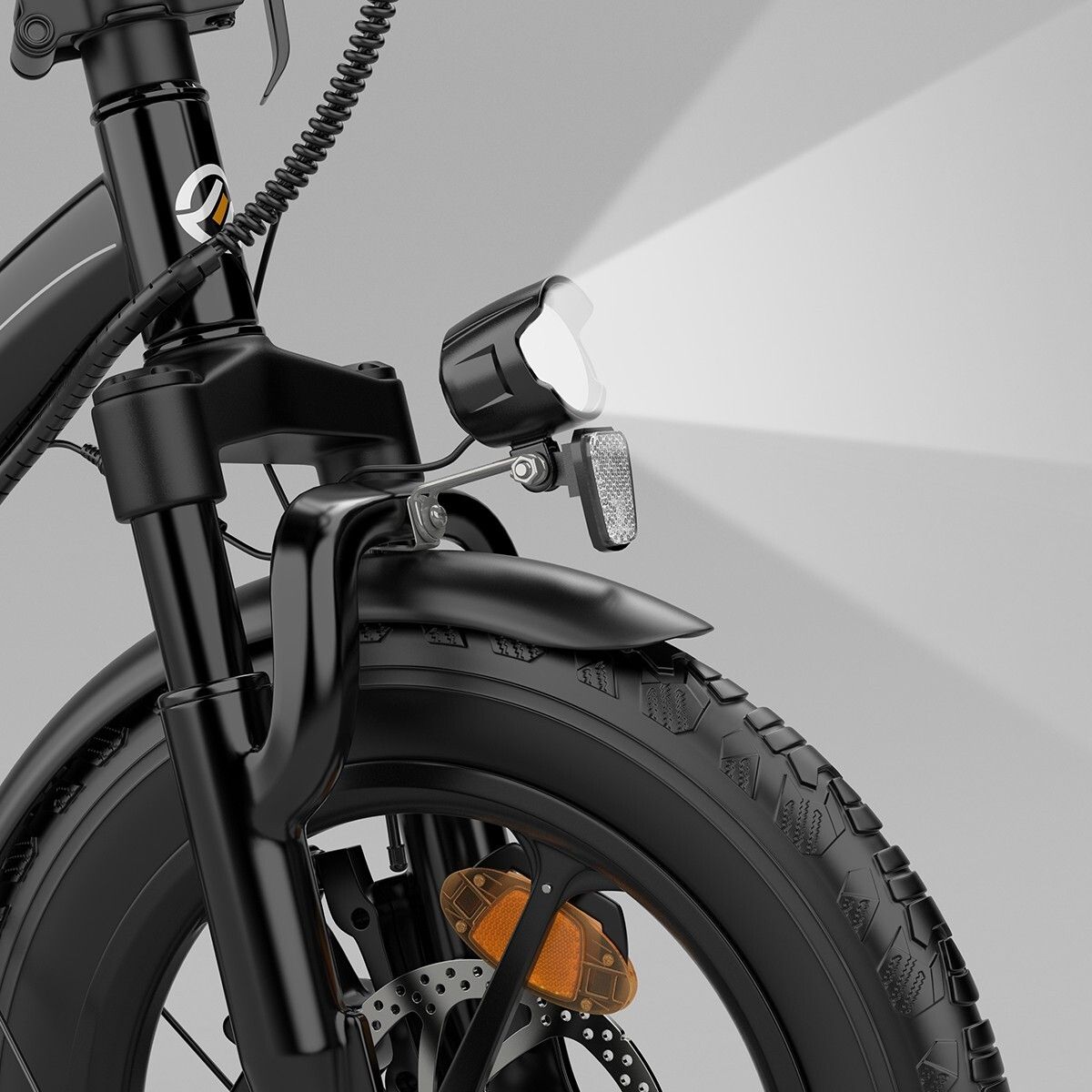 Nahaufnahme des Scheinwerfers eines schwarzen Elektrofahrrads. Lichtstrahl sichtbar.