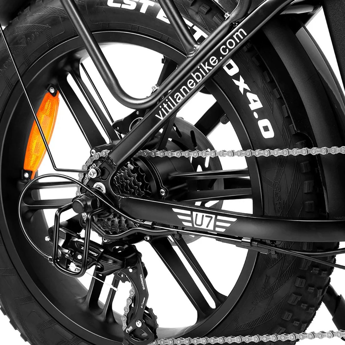 Nahaufnahme des Hinterrads eines schwarzen Vitilan Elektrofahrrads. Details: Zahnräder, Kette, Aufschrift "U7" und "vitilanebike.com".