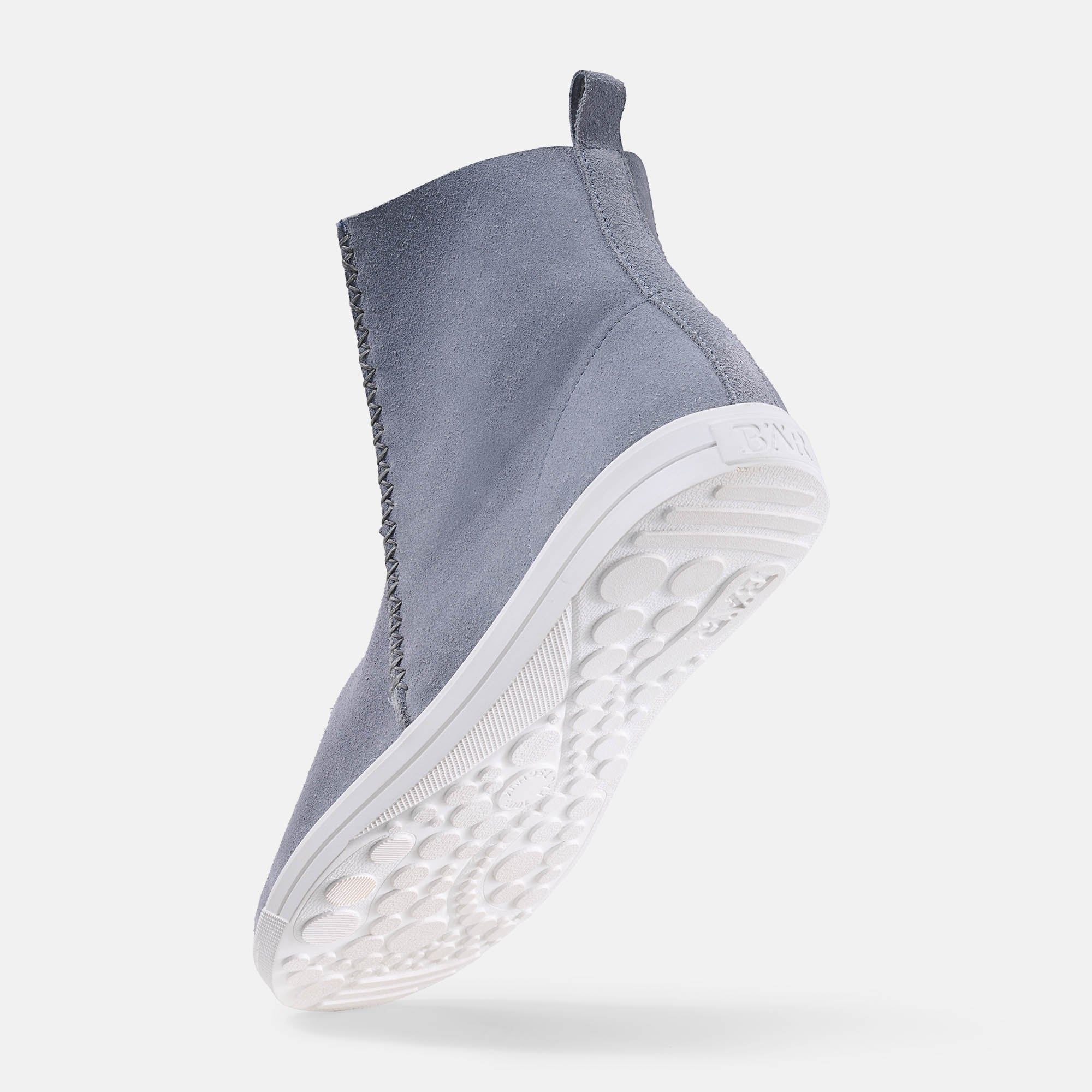 Hellblaue Stiefelette mit weißer Sohle. Wildleder-Obermaterial. Breite Passform. Detailansicht der Sohle.