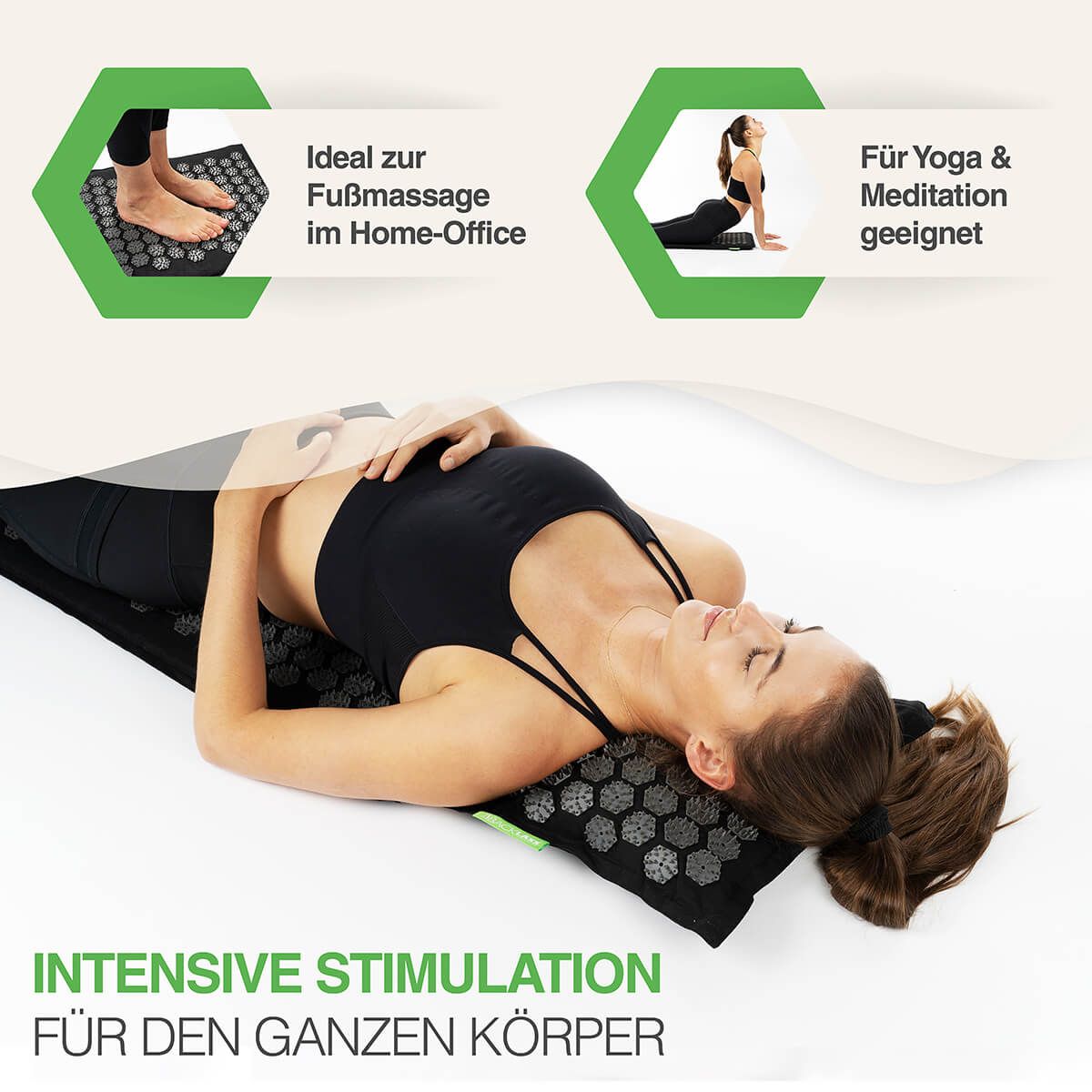 Frau liegt auf Akupressurmatte. Text: Intensive Stimulation für den ganzen Körper. Ideal zur Fußmassage im Home-Office. Für Yoga & Meditation geeignet.