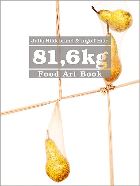 Buchcover mit dem Titel "81,6 kg Food Art Book". Autoren: Julia Hildebrand & Ingolf Hatz. Drei Birnen in Netzen vor weißem Hintergrund.