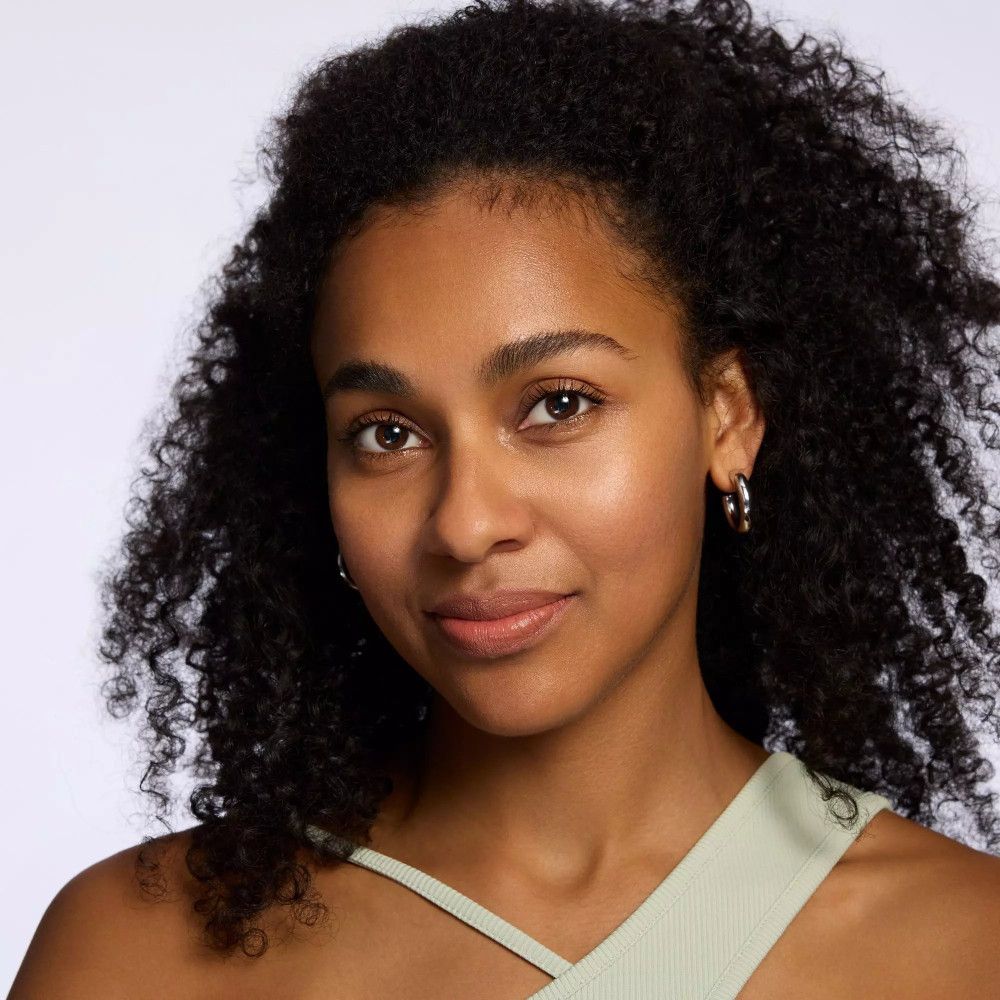 Porträt einer Frau. Sie trägt keinen Lippenstift. Natürliche Lippenfarbe. Nahaufnahme.